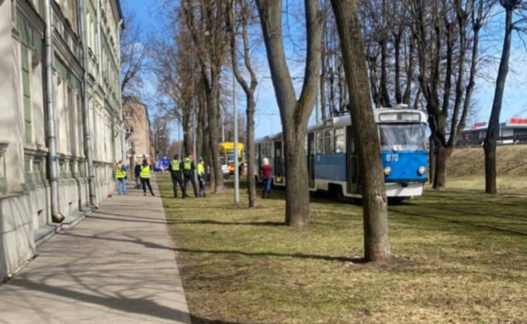 Зажатая в дверях трамвая в Даугавпилсе девочка до сих пор находится в больнице