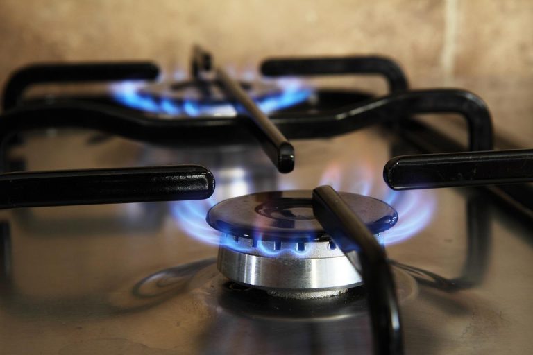 ЕС обещает ответить на приостановку поставок российского газа Польше и Болгарии
