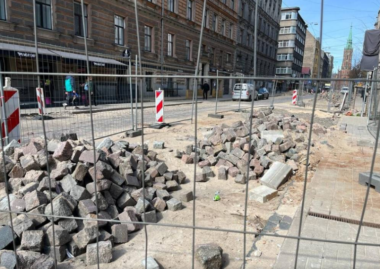Пыль, песок и разруха: рижанам все лето придется считаться с неудобствами на Гертрудес