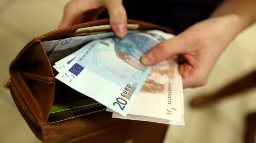 Уже свыше 1000 жителей Украины получили семейные пособия