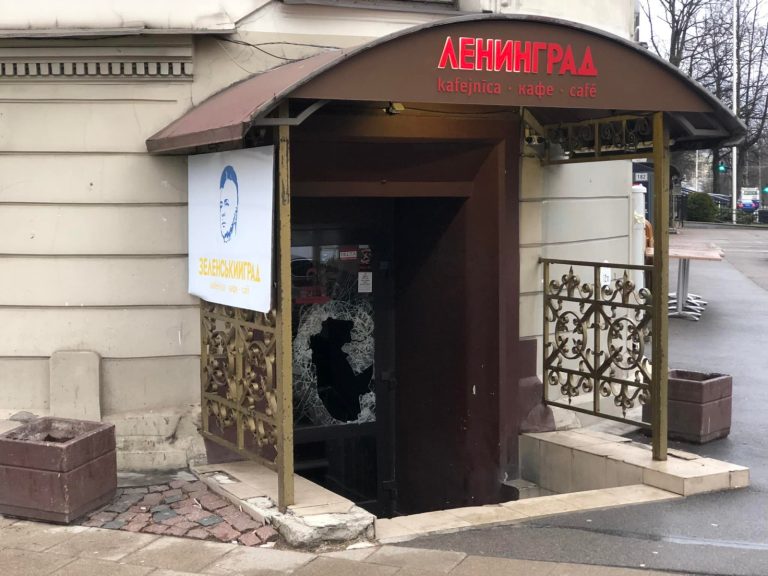 Злоумышленник разбил стекло в двери кафе «Ленинград»