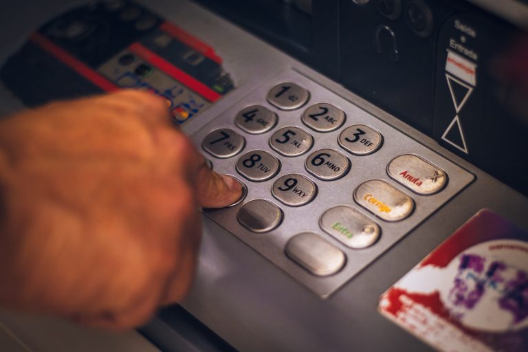 Латвийцы стали активнее снимать наличные деньги