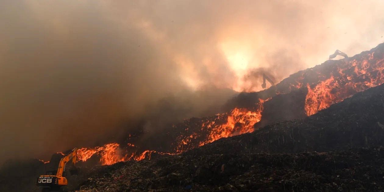 Мусорные свалки в индии. Свалка мусора в индии. Варанаси погребальные костры. Мусорный полигон в дели. Пожар в индии.