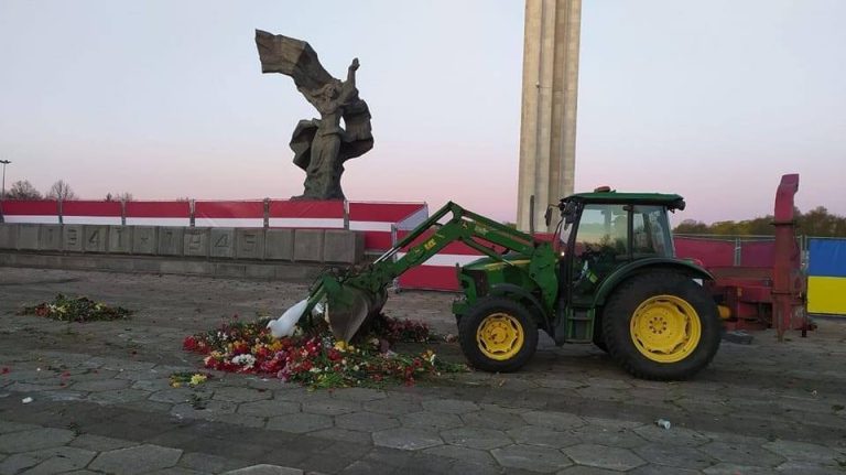 Цветы возложенные у подножия памятника Победы 9 мая — убраны тракторами