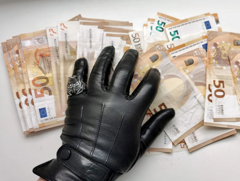 Опрос KNAB: латвийцы используют для достижения целей личные связи и взятки