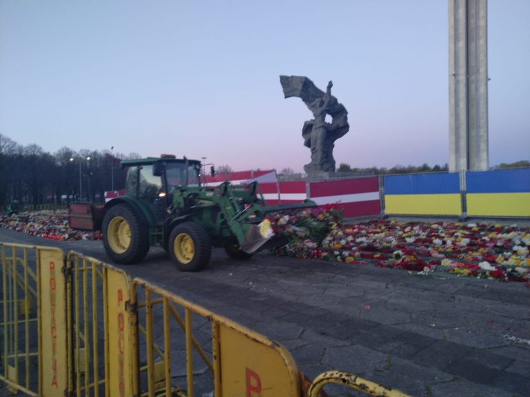 Трактор «расправился» с цветами, нескончаемый людской поток в Пардаугаве, Домбрава обещает выслать нелояльных и другие новости дня
