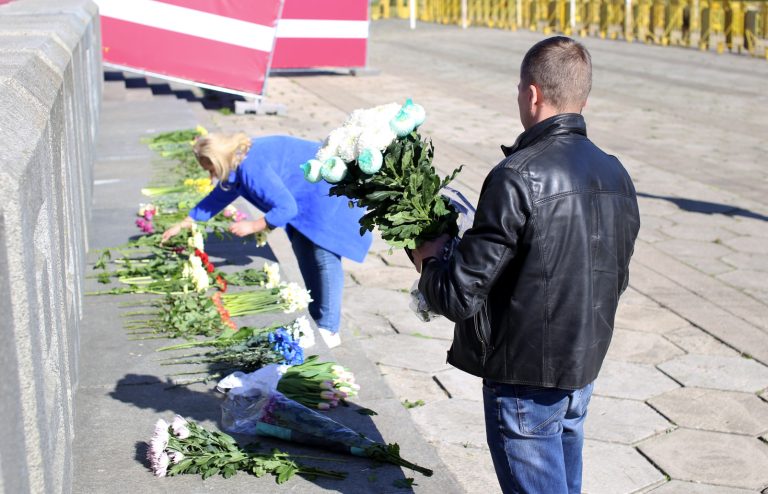 Люди продолжают нести цветы к памятнику в парке Победы