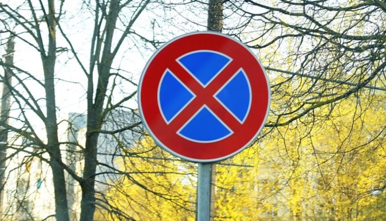Закрыты парковочные места на улице Бривибас у театра «Дайлес»