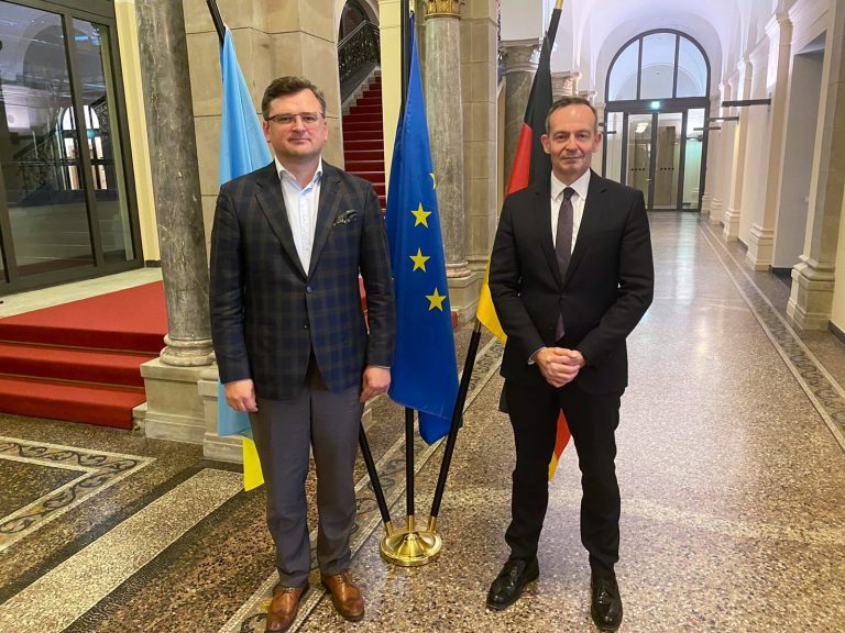Глава МИД Украины призывает поставлять Киеву западные истребители