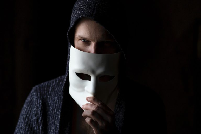 В сборе средств на снос памятника в Пардаугаве участвуют «двойники» известных политиков