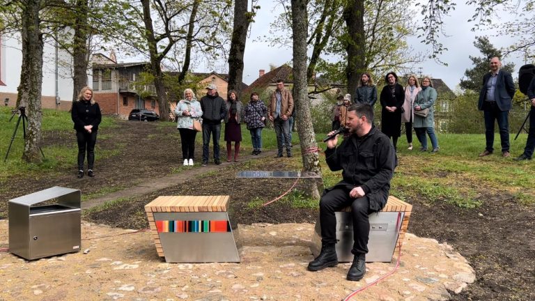 В Талси открыли музыкальную скамейку имени Интарса Бусулиса