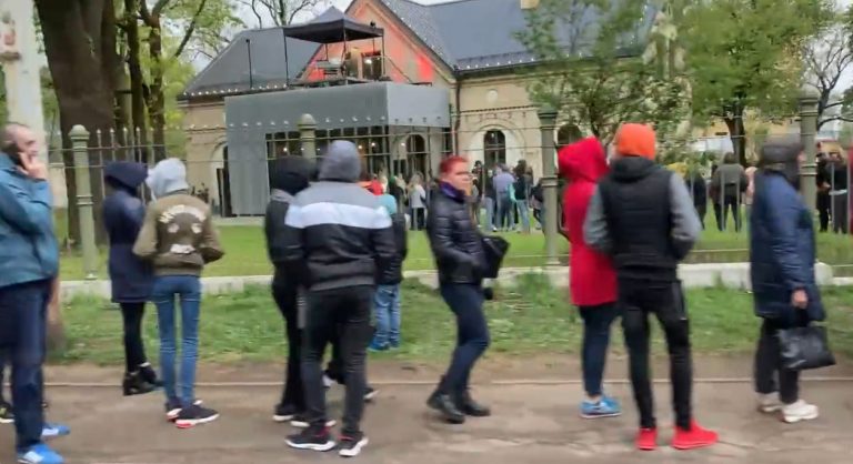 «Это сумасшедшая ночь музеев!»: очередь в Анатомикум растянулась на сотни метров