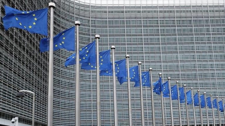 Главы МИД ЕС в понедельник обсудят очередной пакет санкций против РФ