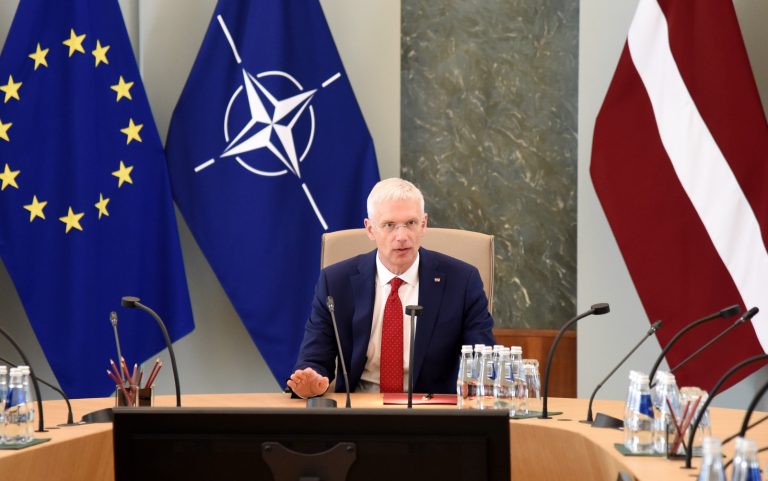 Кариньш предупредил партнеров по коалиции, что Витенбергсу также придется покинуть пост министра