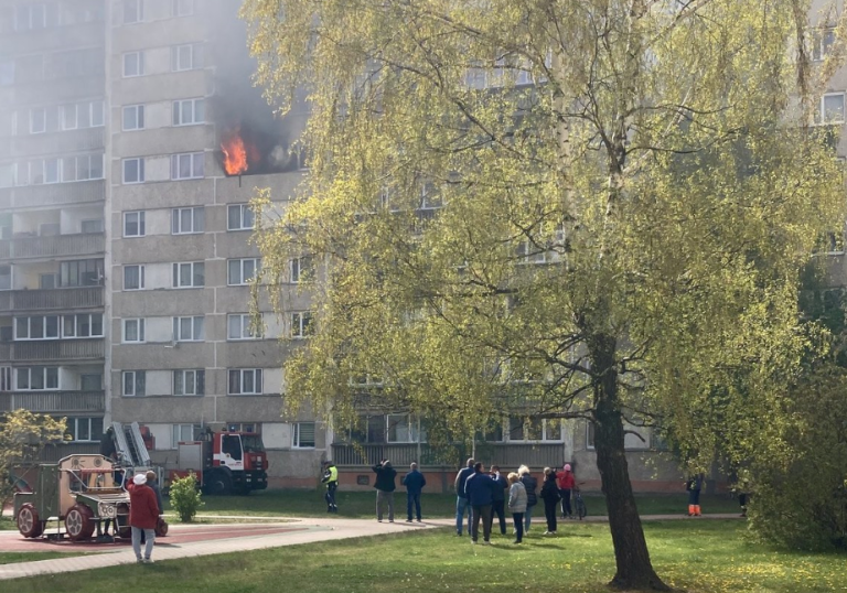 Пожар в Вентспилсе: спасаясь от огня, человек выпрыгнул в окно c шестого этажа