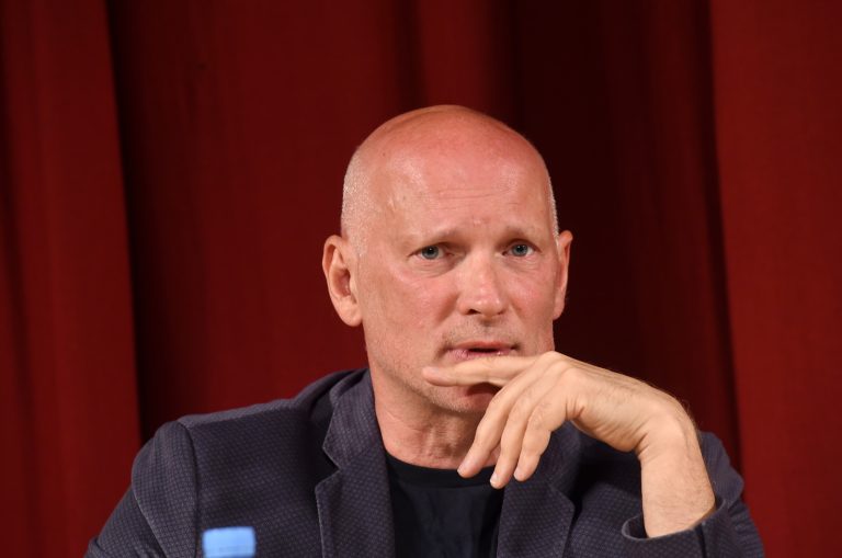 «Фестиваль обиженных неудачников»: режиссер Херманис рассказал, как война повлияла на актеров в театрах Москвы