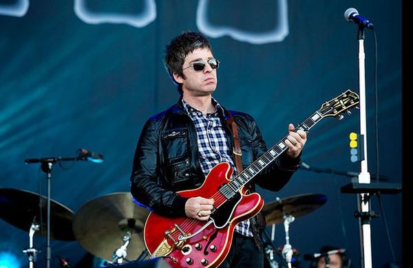 Гитара, развалившая группу Oasis, продана на аукционе