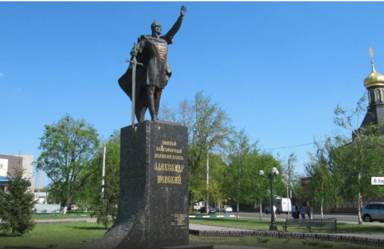 В Харькове снесли памятник Александру Невскому