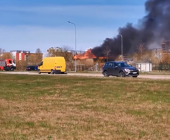 Очевидцы засняли пожар в одноэтажном доме в Плявниеках