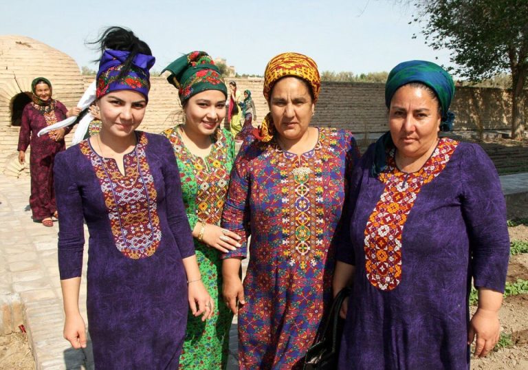 В Туркменистане женщинам запретили ботокс, татуаж и накладные ногти