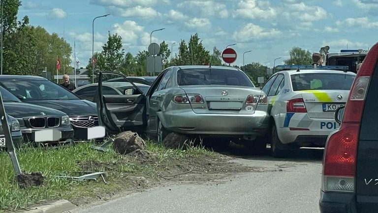 Полицейские заставили остановиться пьяного водителя в Плявниеки