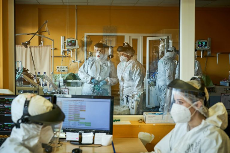 В Латвии выявлено 190 новых случаев COVID, скончались 2 человека