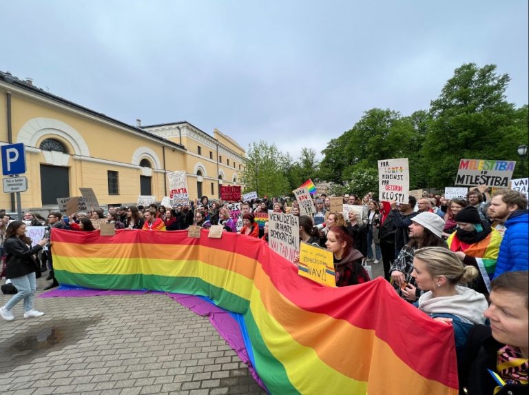 Утром у Сейма прошел пикет в поддержку законопроекта о Гражданском союзе