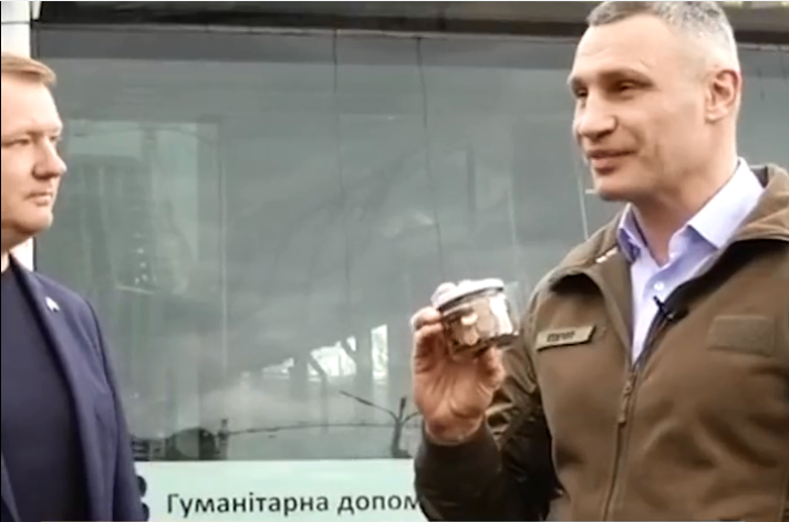 Мэр Киева ищет маленького латвийского мальчика, который передал все свои сбережения Украине
