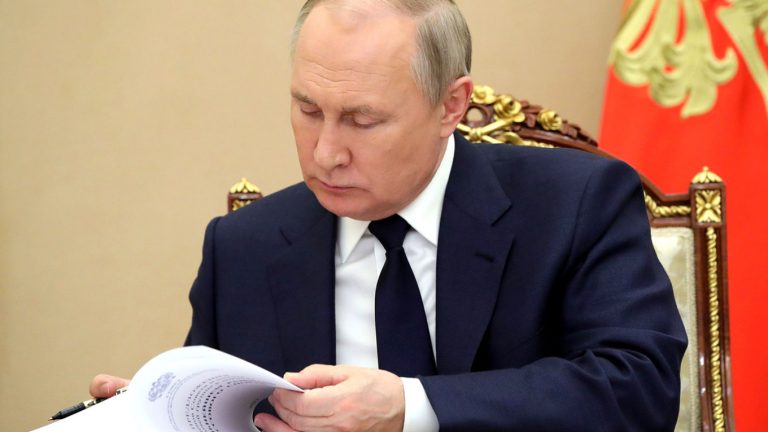 Путин подписал указ об ответных санкциях против Запада