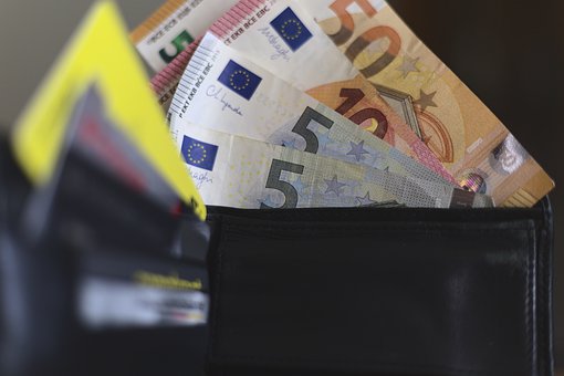 Жители Латвии назвали рост цен важнейшей проблемой в стране