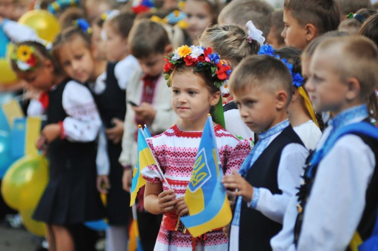 Со следующего учебного года дети украинских беженцев будут получать образование на госязыке