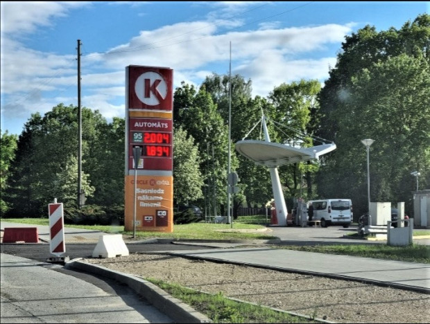 Преодолен критический рубеж: цена на топливо в Риге превысила 2 евро за литр