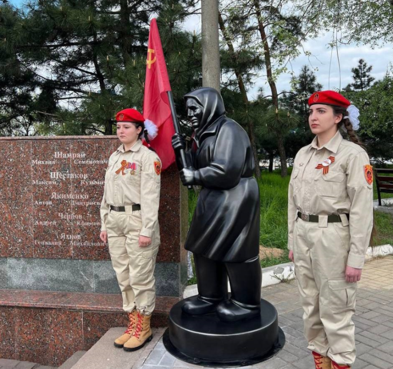 Представитель президента России открыл в Мариуполе памятник «бабушке с советским флагом»