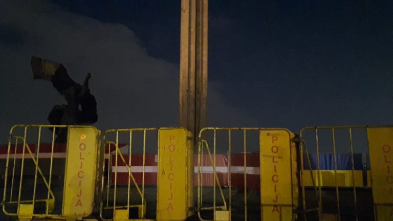 Поздним вечером парк Победы и монумент оградили забором