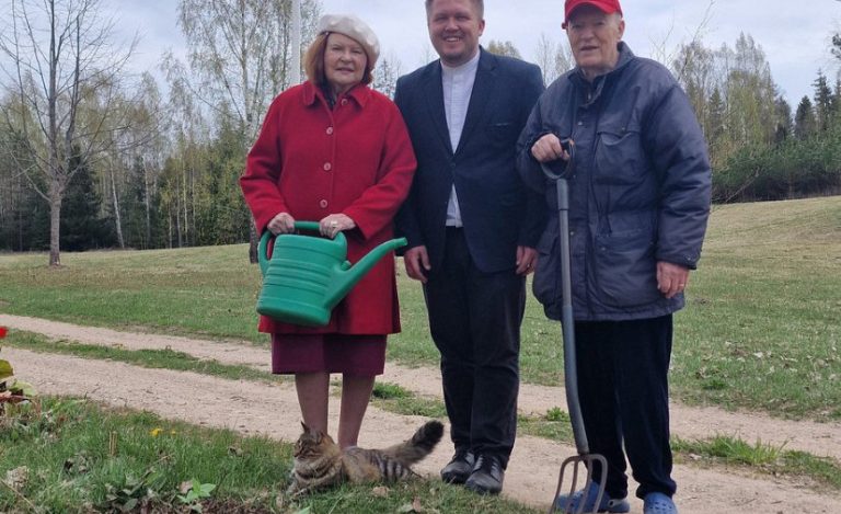Вайра Вике-Фрейберга посадила во дворе своего дома подсолнухи, как символ противостояния украинского народа