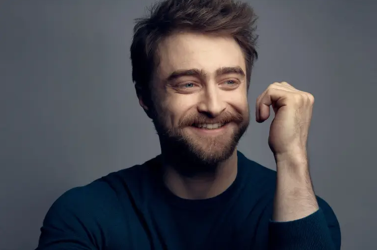 Гарри Поттер продает мантии волшебников Хогвартса, чтобы помочь Украине