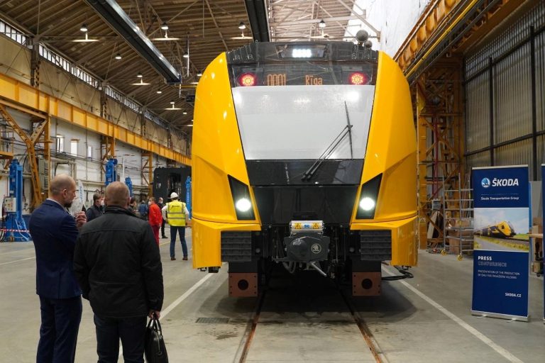 Из-за COVID-ограничений почти на год задерживается поставка поездов
