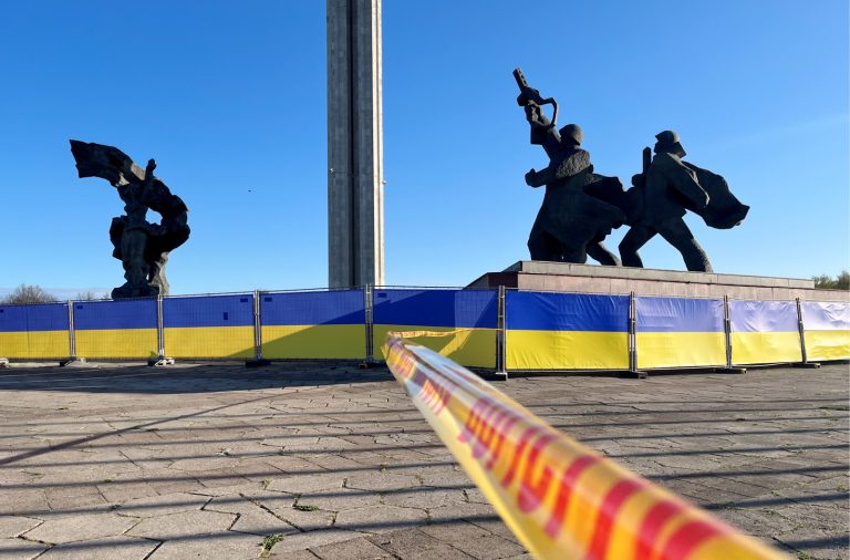 Обстановка у памятника в Пардаугаве утром 9 мая -  цветы в ограждениях и 20 полицейских машин
