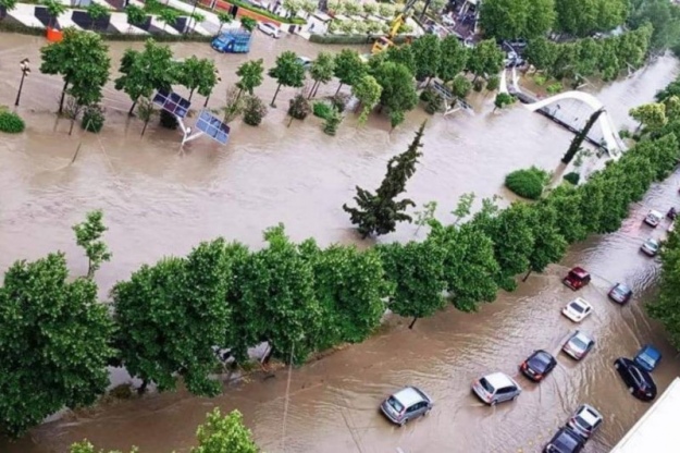 Из-за ливней в Албании затопило города, одного человека убила молния