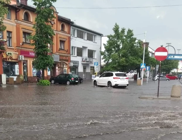 Ураганный ветер и гроза бушуют в Польше
