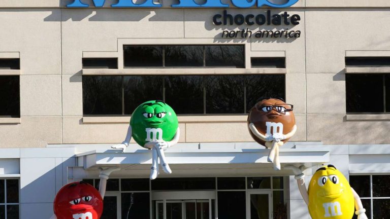 На фабрике Mars в США два человека упали в бак с шоколадом