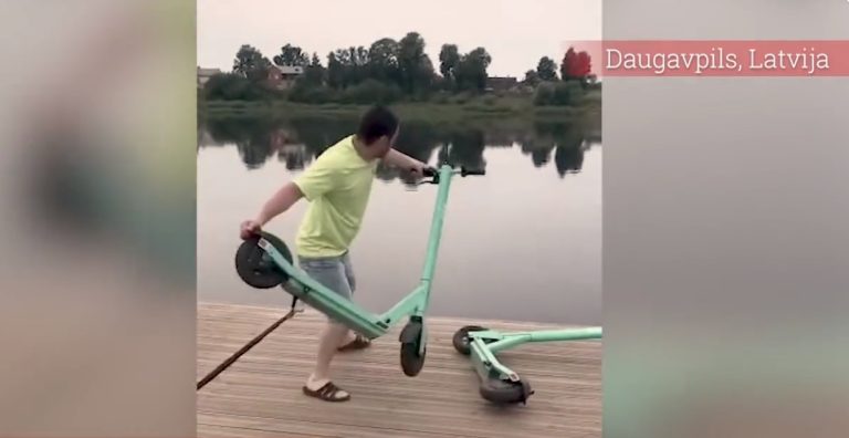 ВИДЕО: злоумышленник в Даугавпилсе выбросил в реку электроскутеры