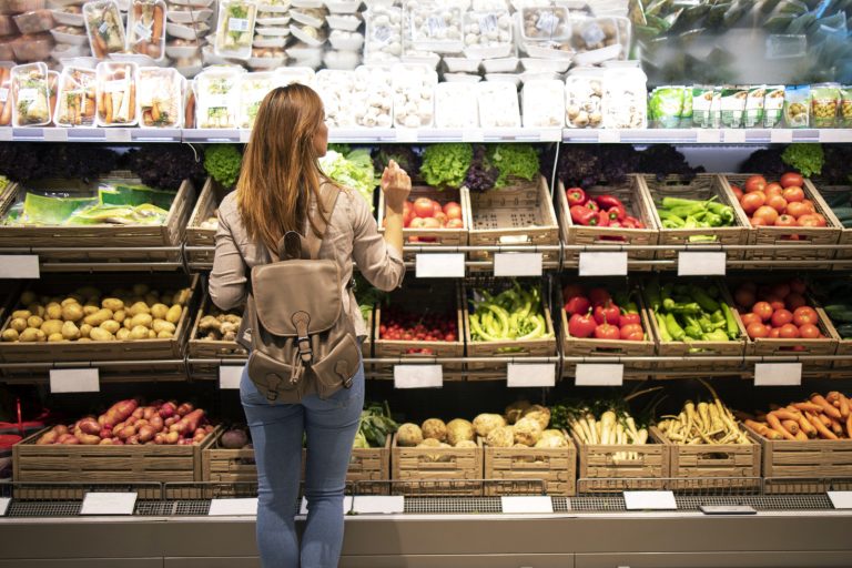 Продовольственные предприятия: цены на продукты достигнут пика к осени