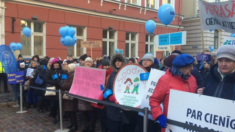 Рижское самоуправление обсудит с директорами школ их требования