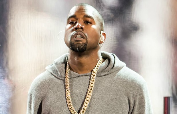 Канье Уэст обвинил adidas в плагиате дизайна шлепанцев Yeezy