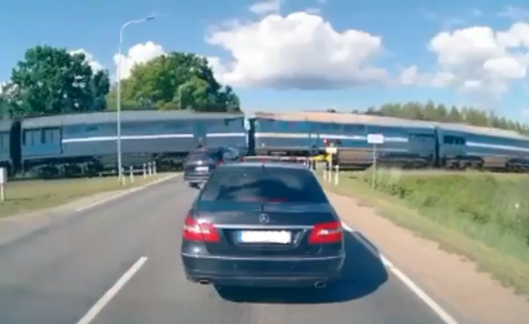 ВИДЕО: под Елгавой машина на полном ходу врезалась в поезд. Находившиеся в ней пассажиры не пострадали