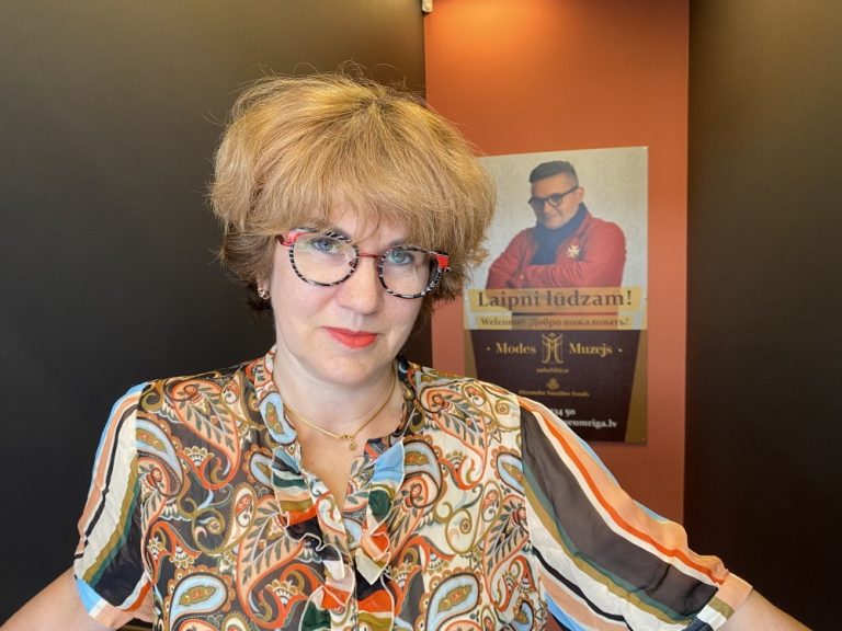 Руководитель музея моды Наталья Музычкина о роли, которую одежда играла в обществе