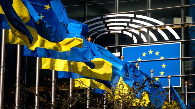 ЕС одобрил статус кандидата для Украины: Bloomberg