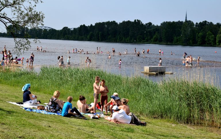 Вода в водоемах на рижских пляжах прогрелась до +20