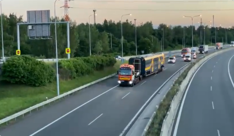 В Латвию по частям доставят первый электропоезд Škoda Vagonka